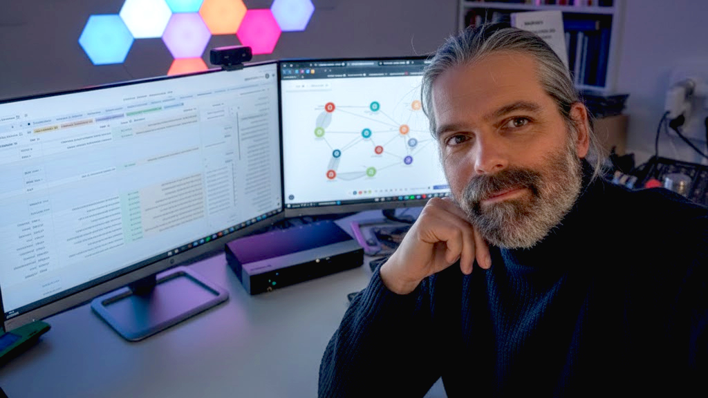 David Incertis en su oficina